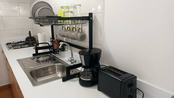 Køleskab, mikrobølgeovn, kogeplade, kaffe-/temaskine