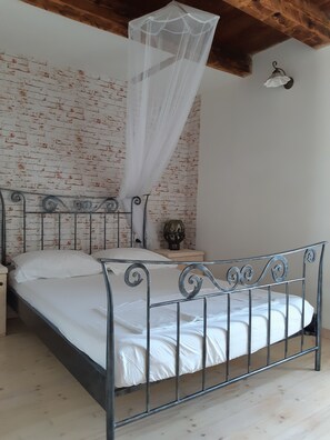 3 chambres, système d’insonorisation, fer et planche à repasser