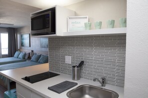 Suite estudio Premium, 2 camas Queen size, cocina, vista al océano | Cocina privada | Frigobar, tostadora, utensilios de cocina y toallas de papel