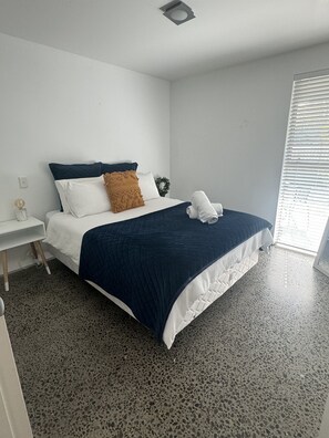 3 bedrooms, iron/ironing board, WiFi, bed sheets - Relax, unwind and enjoy the views from this unbeatable lakeside location. (Two Mile Bay (2 Mile Bay))