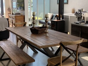 Outdoor dining - Relax, unwind and enjoy the views from this unbeatable lakeside location. (Two Mile Bay (2 Mile Bay))