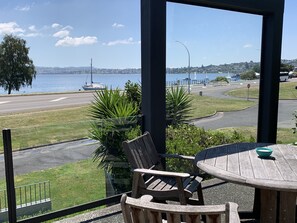 Outdoor dining - Relax, unwind and enjoy the views from this unbeatable lakeside location. (Two Mile Bay (2 Mile Bay))