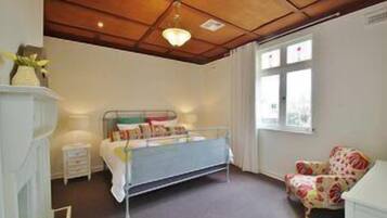 4 bedrooms, soundproofing, iron/ironing board, free WiFi