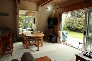 Téléviseur connecté, foyer, livres, sélection de musique