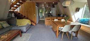 Smart TV, fireplace, books, music library - Bach Pukawa, Lake Taupo. Birds, fishing, pets, wifi, skiing, 5 mins walk to lake (Pukawa Bay)