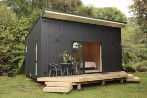 Outdoor dining - Bach Pukawa, Lake Taupo. Birds, fishing, pets, wifi, skiing, 5 mins walk to lake (Pukawa Bay)