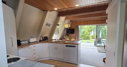 Bach Pukawa, Lake Taupo. Birds, fishing, pets, wifi, skiing, 5 mins walk to lake