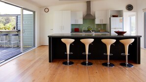 Coffee/tea maker, fridge, oven, stovetop