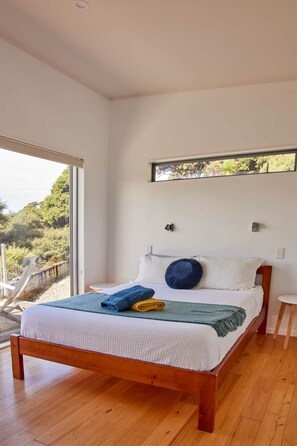 3 habitaciones, tabla de planchar con plancha y cuna de viaje 
