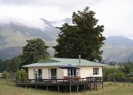 Exterior. TAKAKA GOLDEN BAY HOBBIT AND LORD OF THE RINGS.