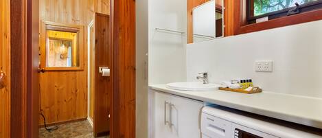 Sèche-cheveux, serviettes fournies, savon, papier toilette