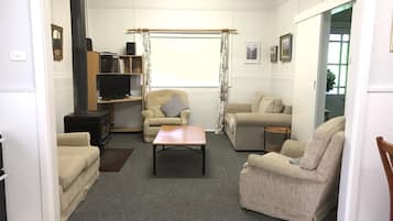 Een televisie, een open haard, een dvd-speler en boeken