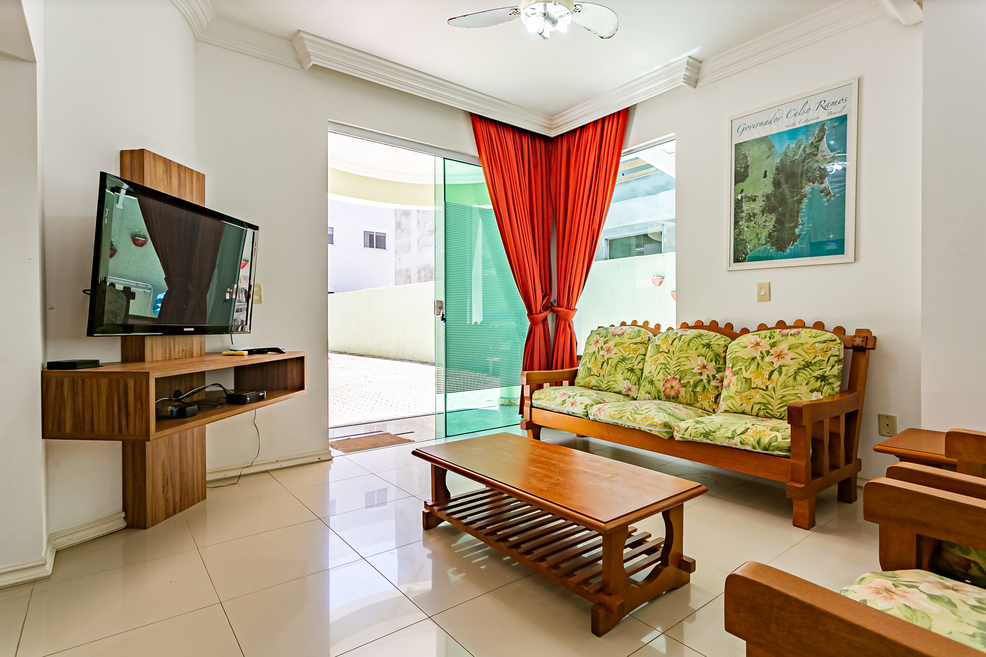 House well furnished, everything new, pool, barbecue.