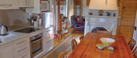 Frigorífico, microondas, horno y placa de cocina