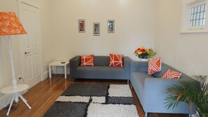 Smart-TV, Netflix, DVD-Player, Bücher