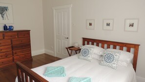 3 bedrooms, iron/ironing board, travel cot, free WiFi - 'Marina Retreat' Glenelg, Holiday Home,  Great location! (Glenelg North)