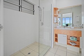 Shower, towels, toilet paper - Ocean View Villa 04  (Hamilton Island)