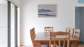 Dining - Beachside Retreat - walk to the beach (Gerringong)
