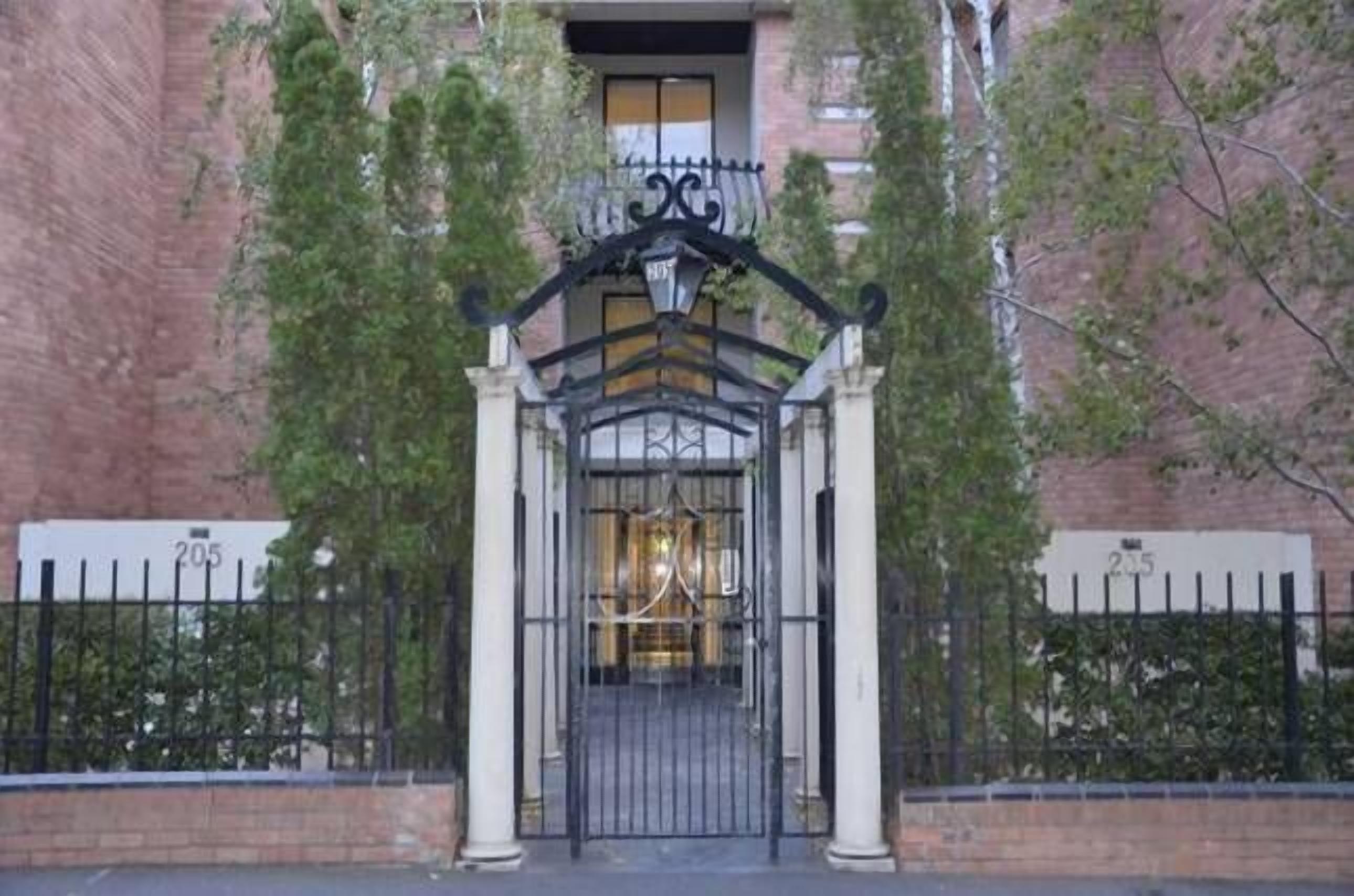 Large spacious apartment very quiet and close to all Melbourne as to offer.