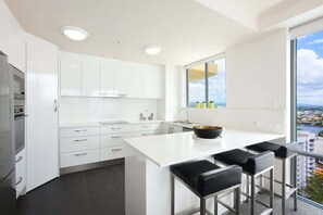 Fridge, oven, stovetop, dishwasher