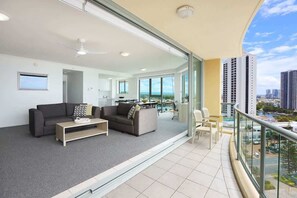 TV - 1402 Sun City Summary (Surfers Paradise)