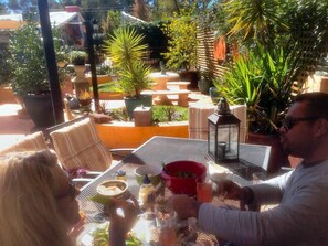 Outdoor dining - Vatu Sanctuary - The Studio (large apartment with direct access to the pool) (Braitling)