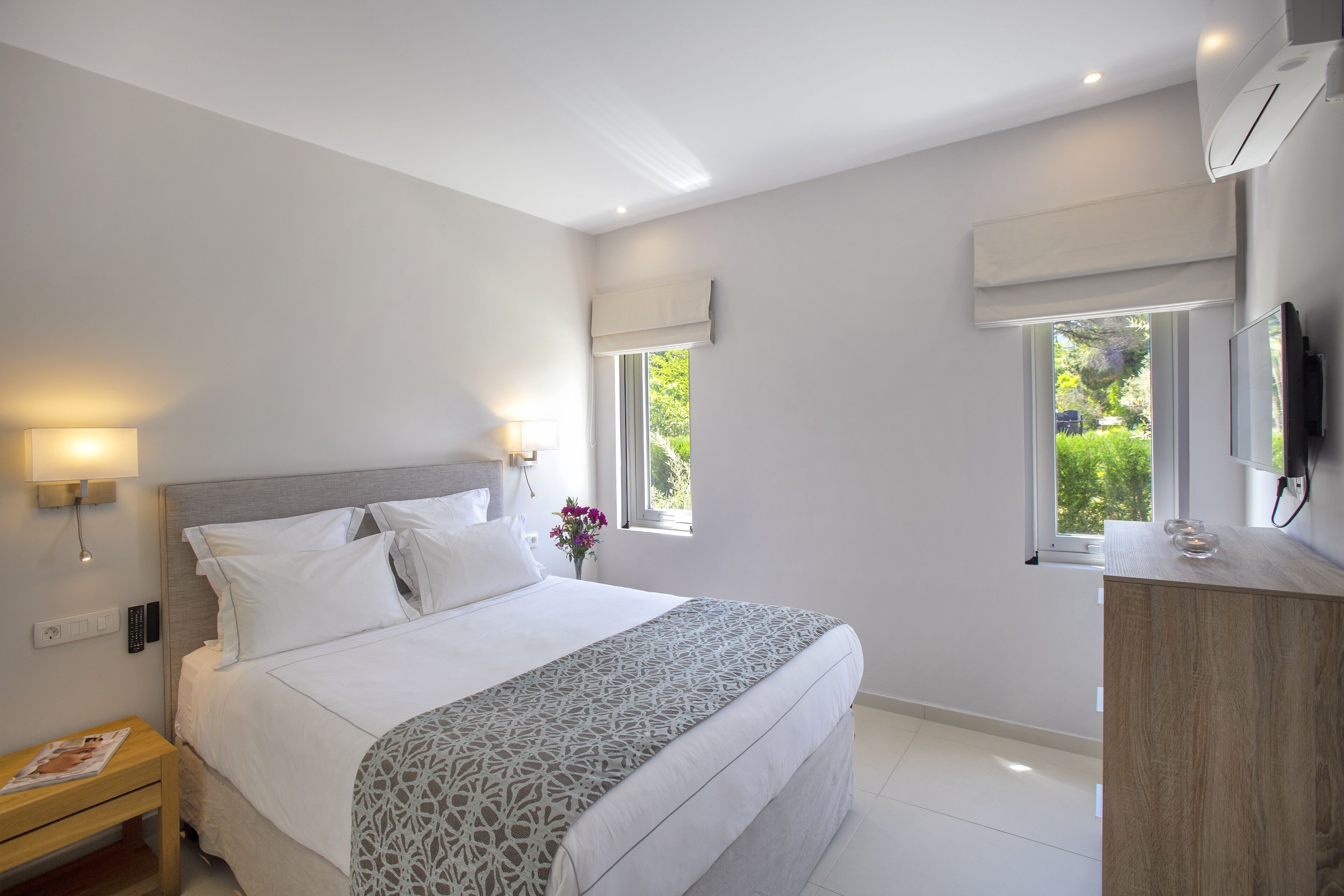 Mainland retreat few meters from the beach