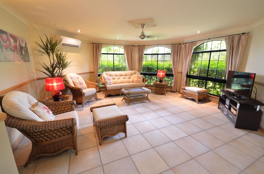 Casa Bella Vista - Luxury Beachfront Home Near Great Barrier Reef - Queensland