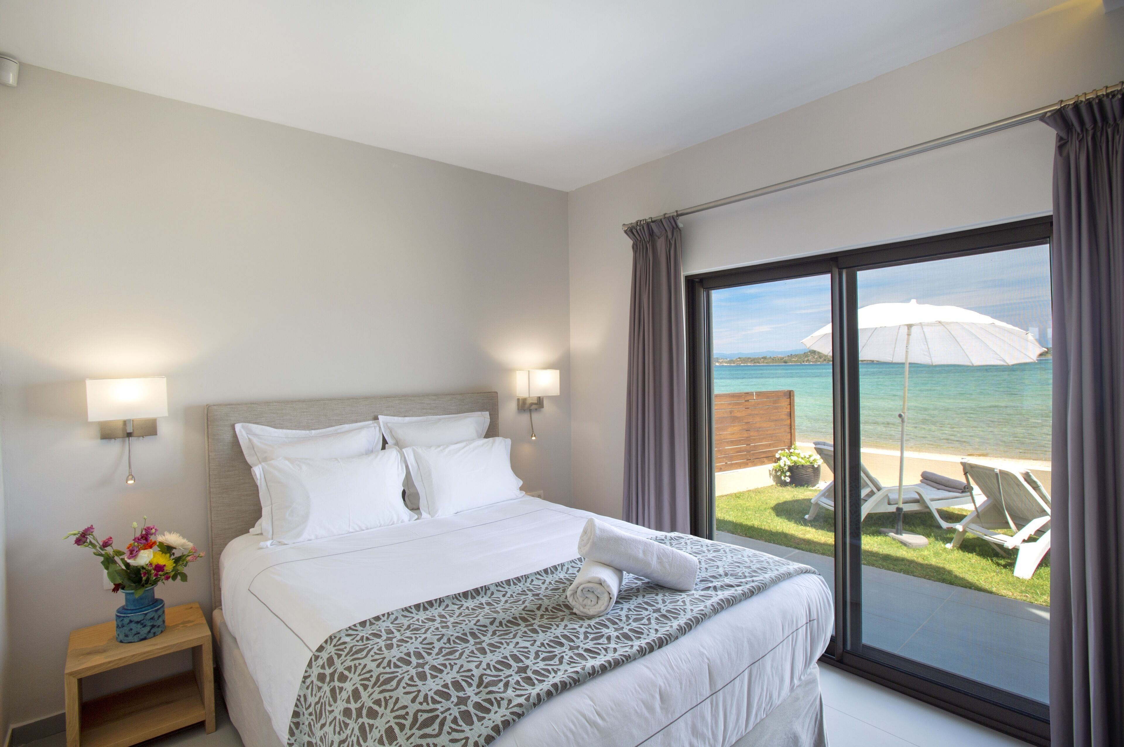 Amazing villa right on the beach feet in the water