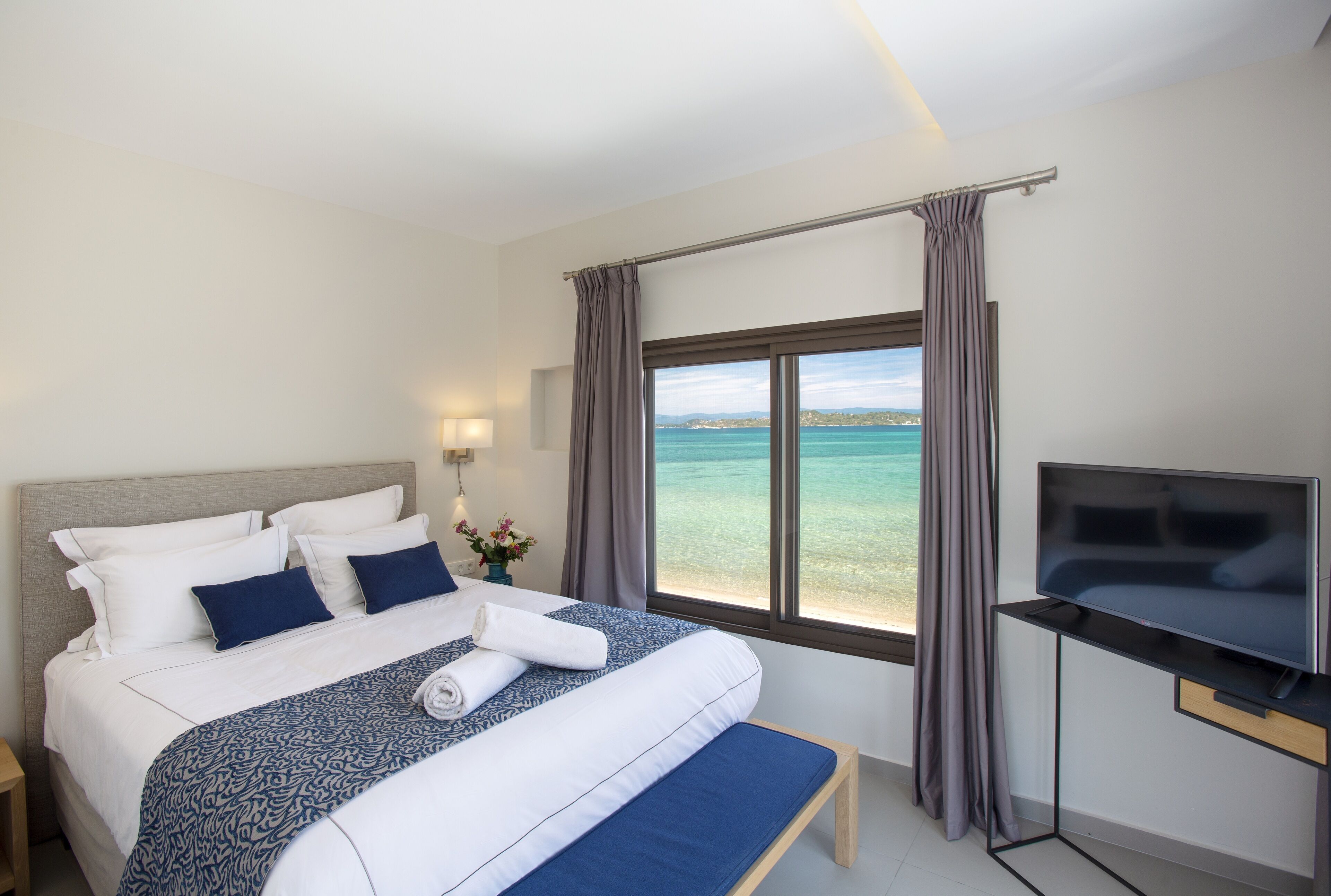 Amazing villa right on the beach feet in the water