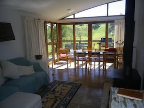 Fireplace, books - Off the Grid Eco Lodge (Megalong Valley)