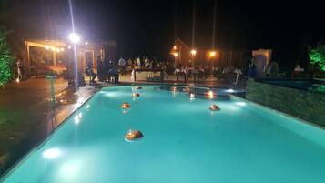 2 outdoor pools, pool loungers