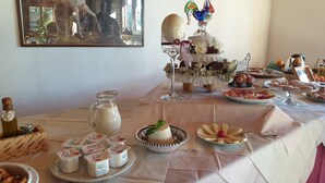 Ein reichhaltiges Buffet mit verschiedenen Speisen, darunter Joghurt, Käse und Gebäck.