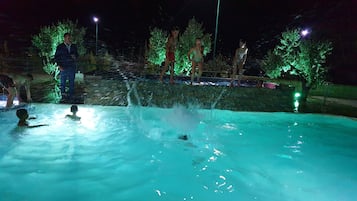 2 AuĂenpools, LiegestĂŒhle