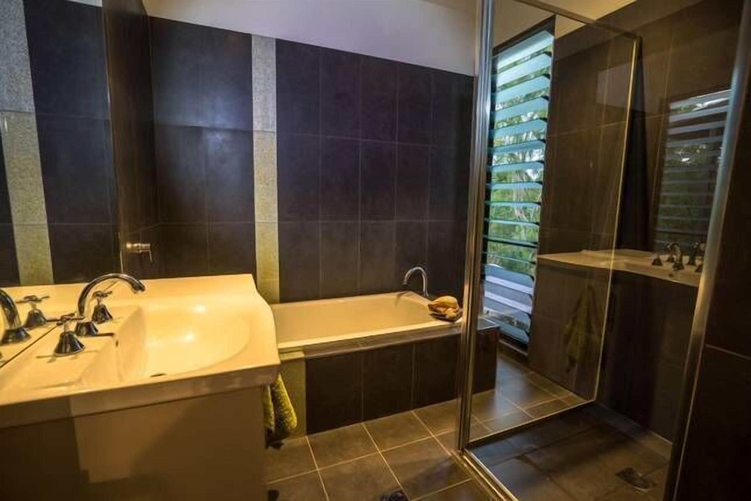 COCONUTS -   Absolute Beachfront home in Hydeaway Bay — image 11