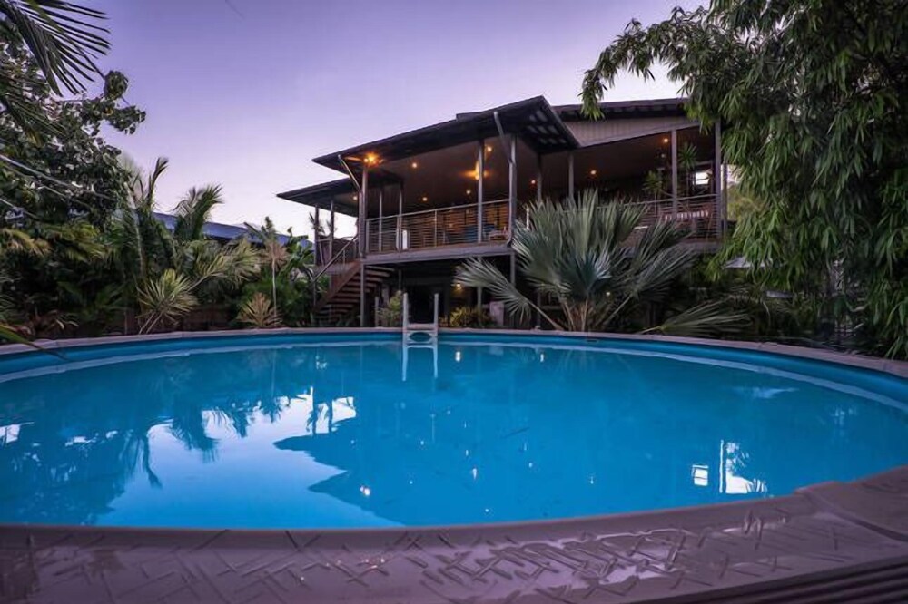 COCONUTS - Absolute Beachfront home in Hydeaway Bay