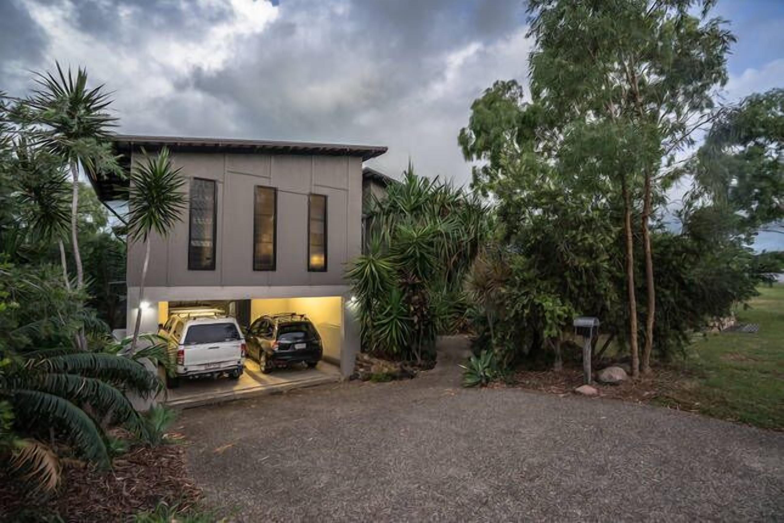 COCONUTS -   Absolute Beachfront home in Hydeaway Bay — image 12