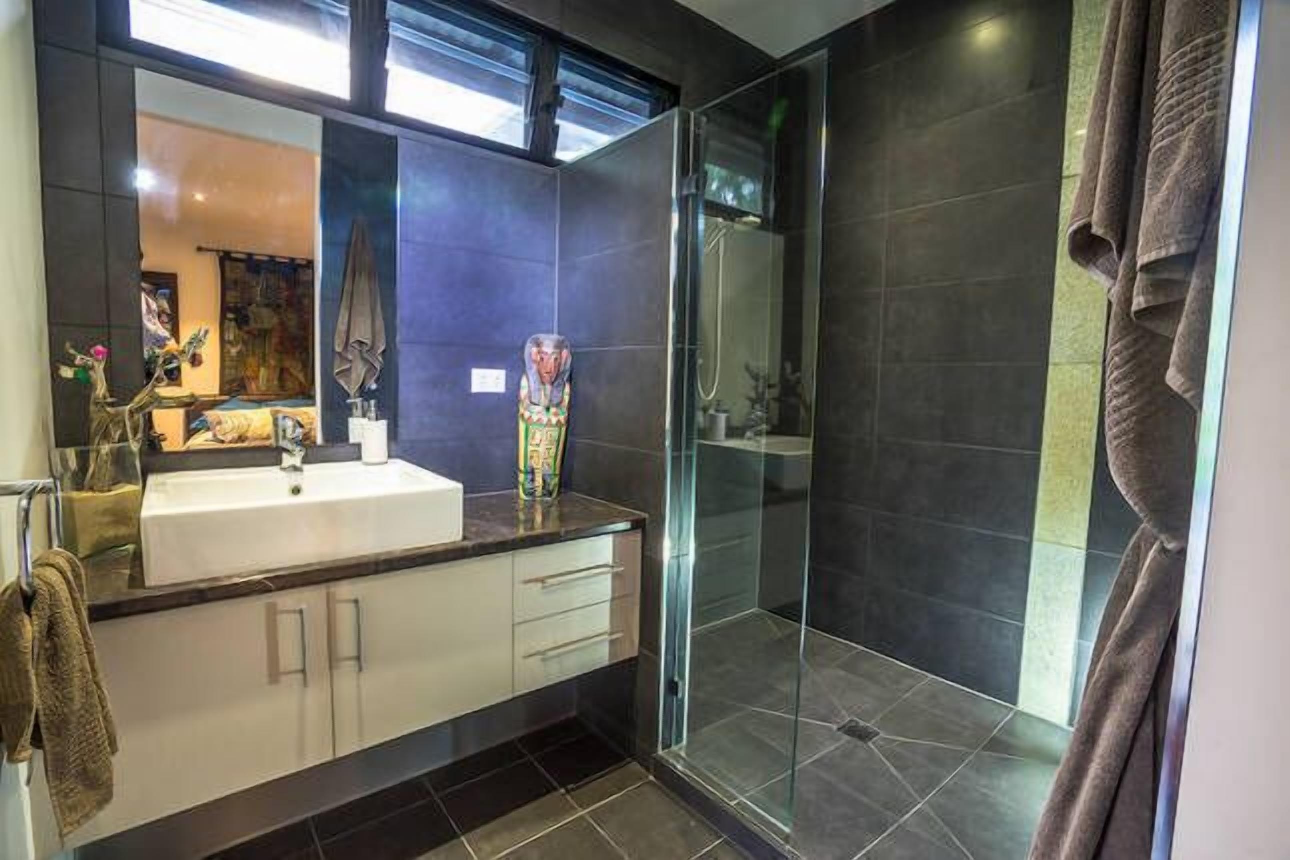 COCONUTS -   Absolute Beachfront home in Hydeaway Bay — image 10