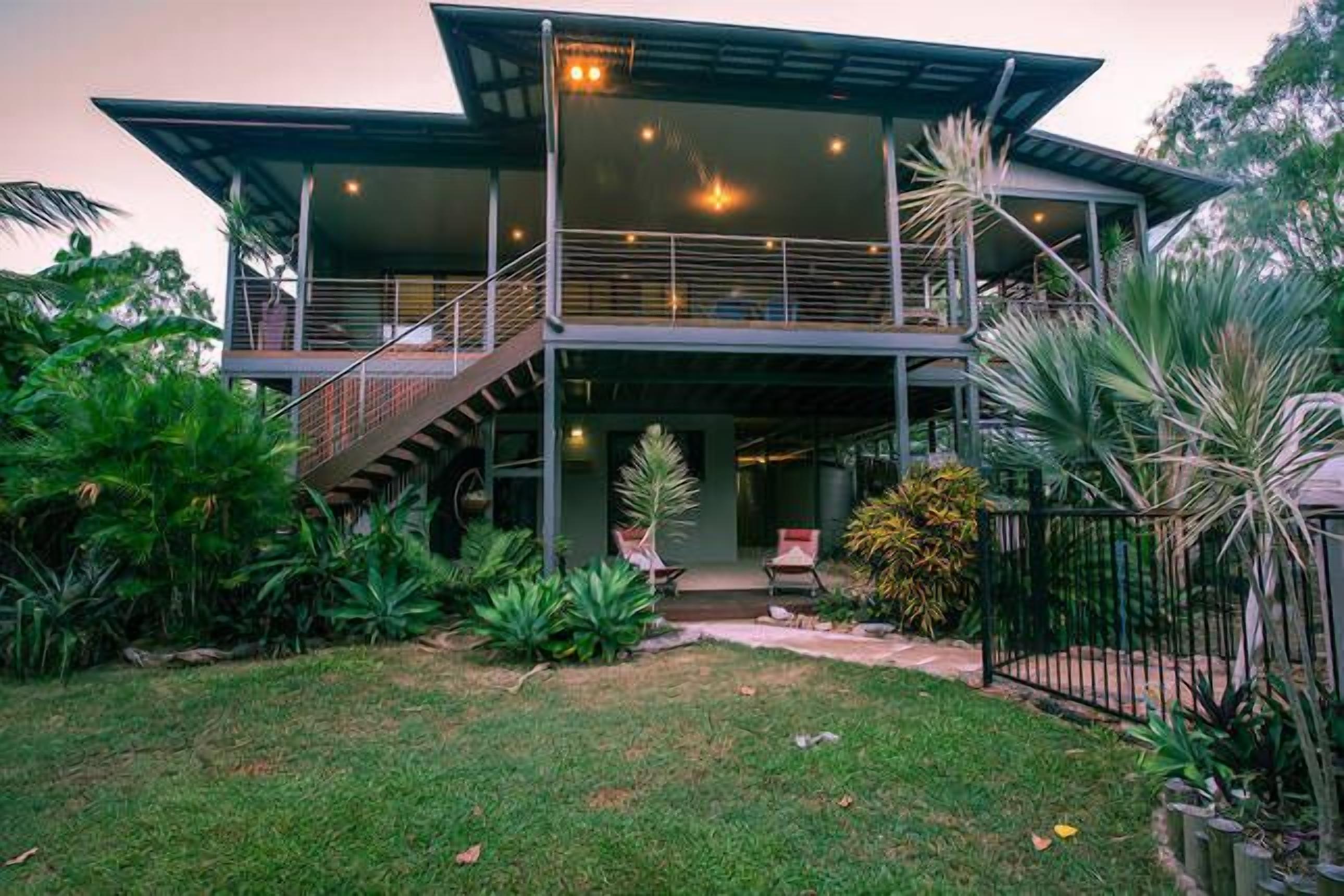 COCONUTS -   Absolute Beachfront home in Hydeaway Bay — image 13