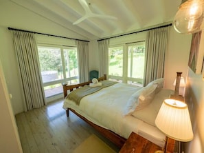 4 bedrooms, desk, iron/ironing board, travel crib