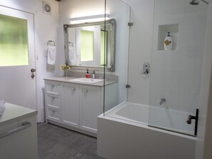 Combined shower/bathtub, hair dryer, towels, soap - Luxury Cedar Tree Farm - Cosy Retreat with Games Room. Pet Friendly! Magic view! (Cedar Brush Creek)