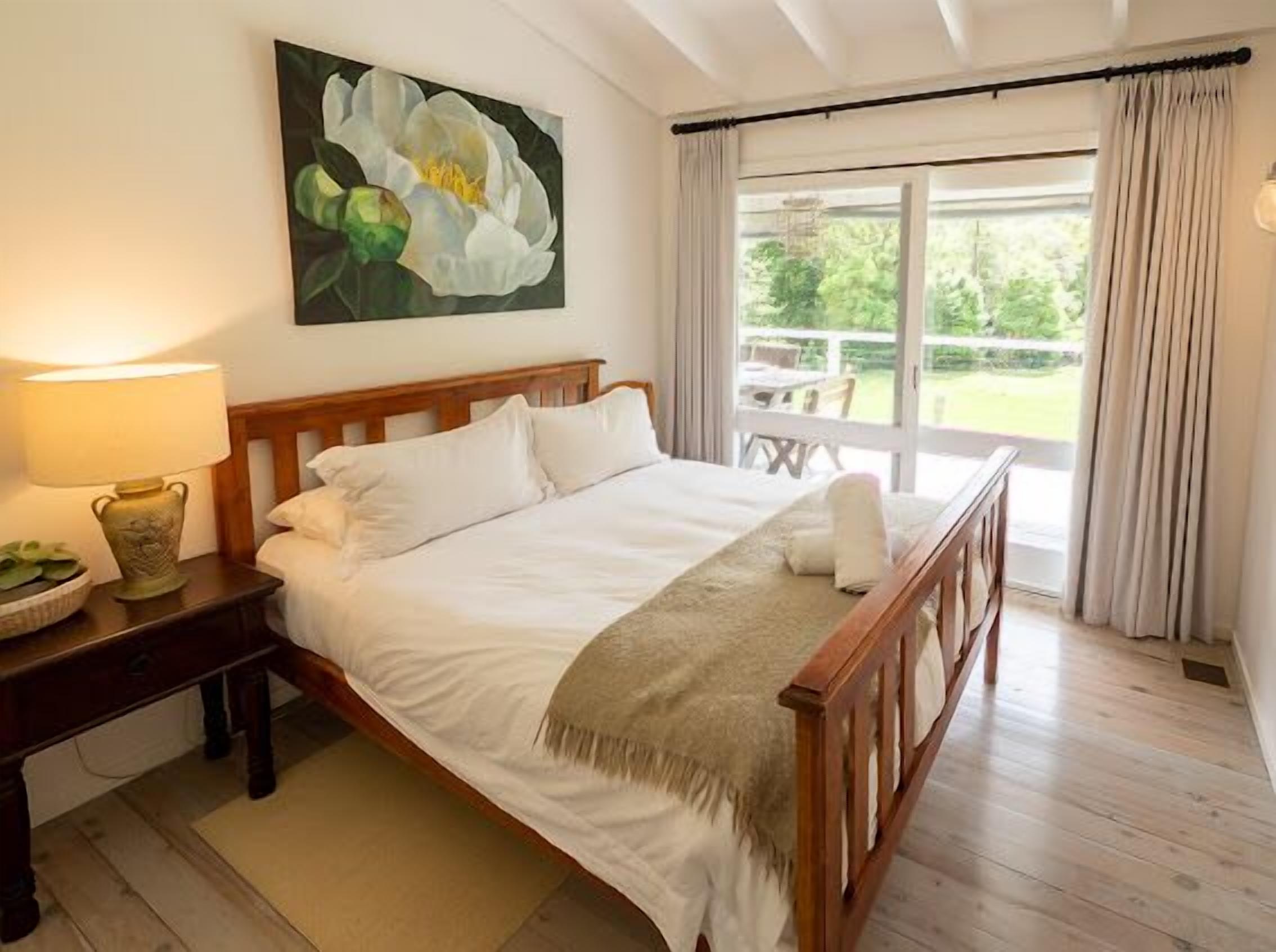 4 chambres, bureau, fer et planche à repasser, lit parapluie