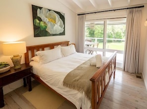 4 bedrooms, desk, iron/ironing board, travel crib