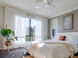 5 bedrooms, iron/ironing board, free WiFi, bed sheets - Reconnect Your Mind, Body and Soul... (Wongawallan)