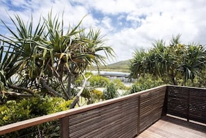 Property grounds - The Peninsula (HASTINGS POINT)