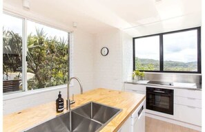 Coffee/tea maker, fridge, microwave, oven