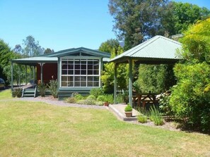 Outdoor dining - Sunburst Retreat - Eildon (Eildon)