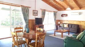 TV, fireplace, DVD player, stereo - Sunburst Retreat - Eildon (Eildon)