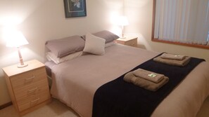 3 slaapkamers, een strijkplank/strijkijzer, beddengoed