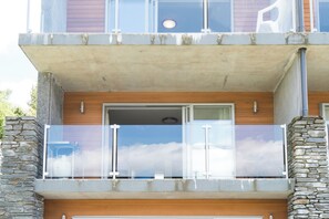 Exterior detail - Lakefront Apartment w Magnificent Lake & Mt Views, option to rent Car & Mt.Bikes (Queenstown Hill)